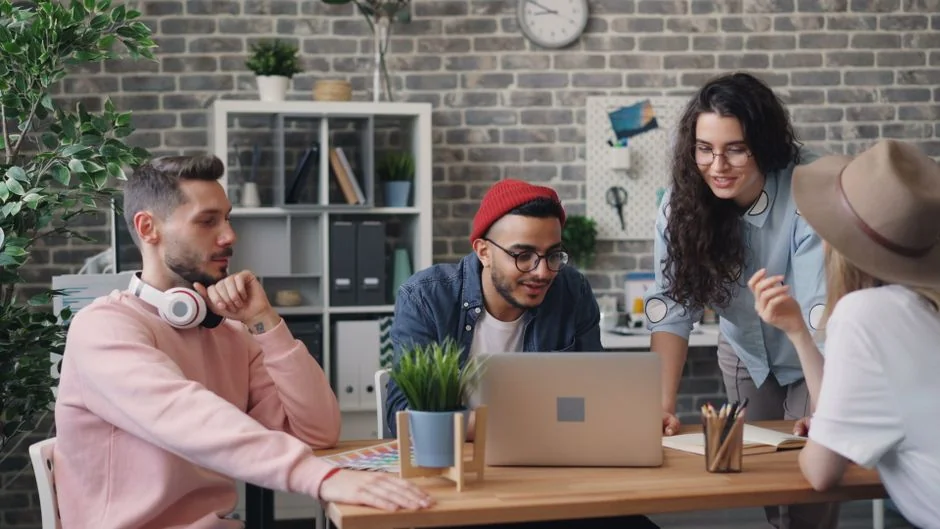 Le design thinking est une démarche centrée sur l’humain pour innover, qui s’appuie sur la boîte à outils des designers afin d’associer les besoins des personnes, les possibilités offertes par la technologie et les exigences de la réussite commerciale. Le design thinking repose sur un noyau profondément humain. Il incite les organisations à se concentrer sur les personnes pour lesquelles elles créent, ce qui permet d’obtenir de meilleurs produits, services et processus internes.